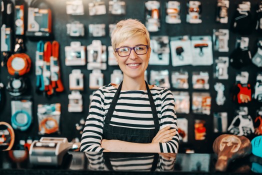 Gérante de magasin souriante