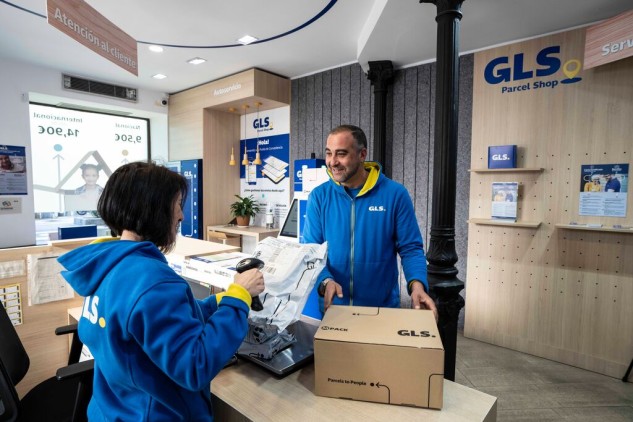 Personal uniformado de GLS en un Parcel Shop ordenando paquetes