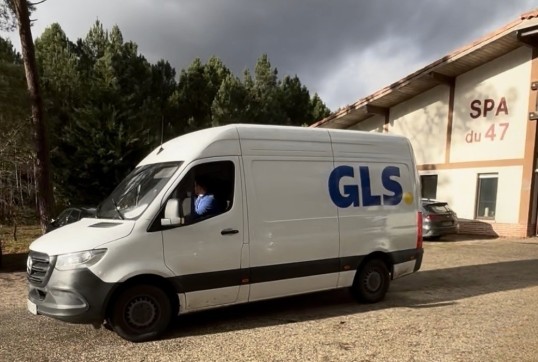 Un véhicule de livraison GLS stationné devant le refuge SPA du 47 lors d’une tournée solidaire organisée avec Ultra Premium Direct pour soutenir les animaux abandonnés.